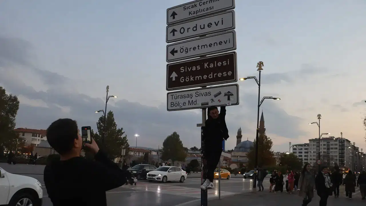 Kızılay’da Başladı, Sivas’a Sıçradı: Gençlerden Tabela Çılgınlığı!