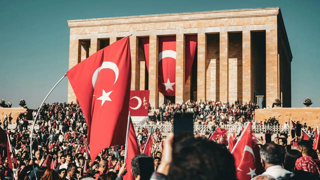 Keçiören’de 30 Ağustos Zafer Bayramı Coşkusu Çelenk Sunma Töreniyle Başladı