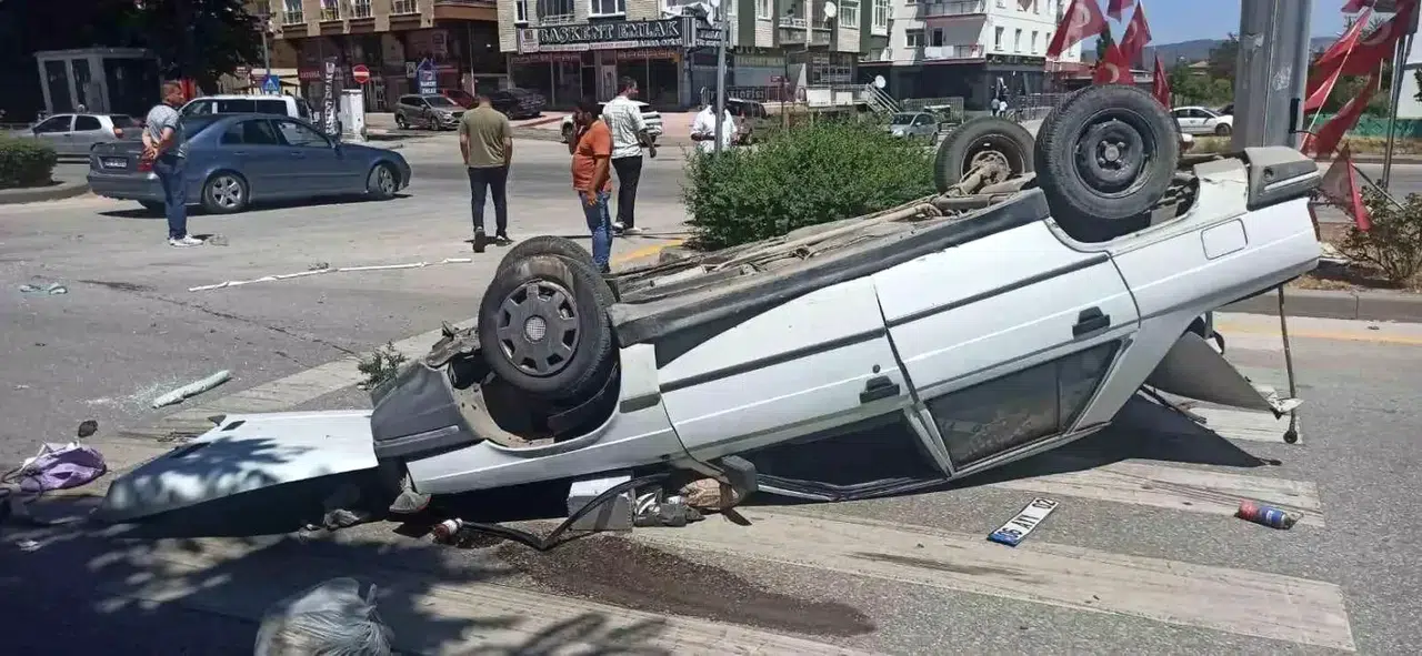 Ankara'da Kontrolsüz Araçla Çarpışmamak İçin Takla Attı