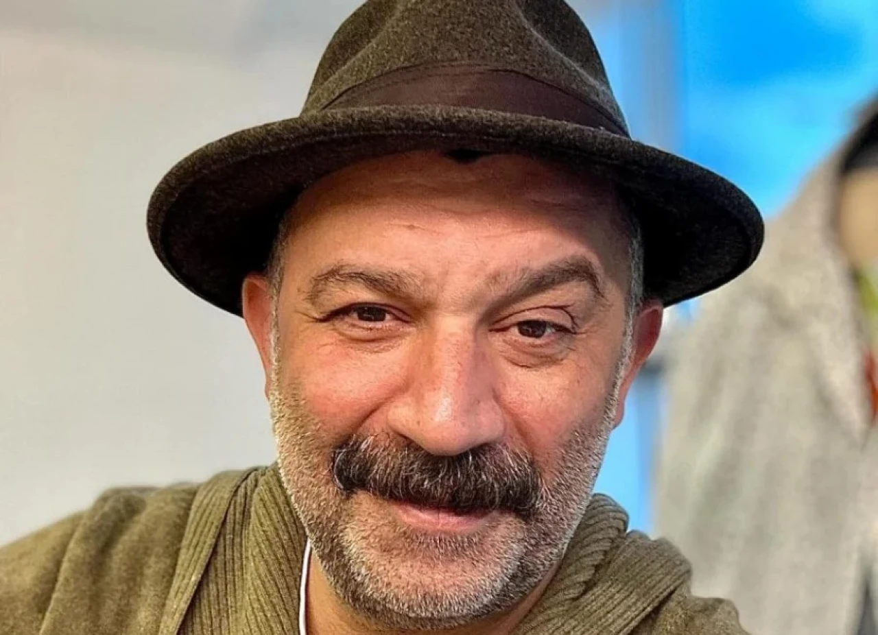 Şevket Çoruh kimdir, aslen nereli, kaç yaşında, dizileri? Arka Sokaklar’ın Mesut’u ve Tiyatronun Emekçisi Hakkında Her Şey