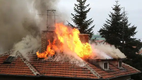 Keçiören’de Çatı Yangını Korkuttu! 7 Katlı Binanın Çatısı Alev Alev Yandı
